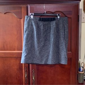 Ann Taylor Loft Gray tweed midi skirt with bow in front and front pockets. 10